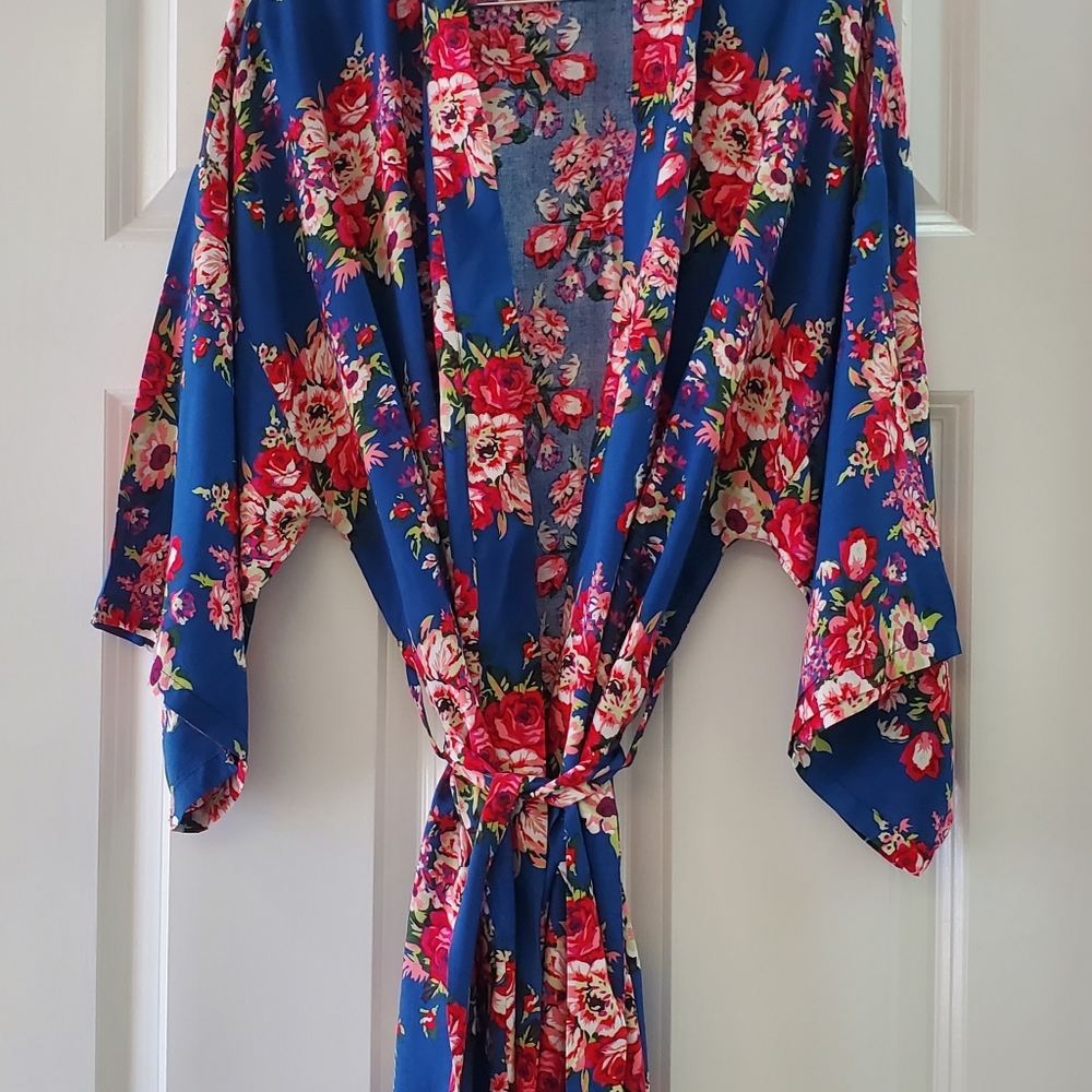 Nwot floral robe one size